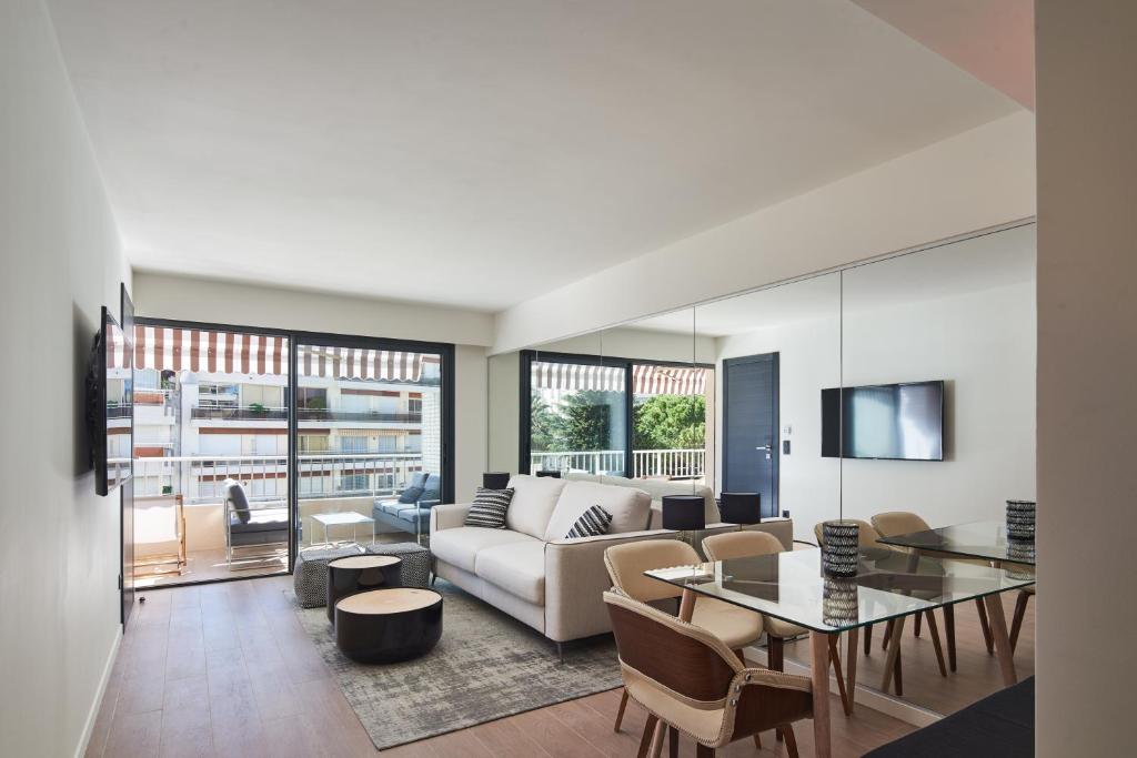 a living room with a couch and a table at 3P BETWEEN CROISETTE BEACHES AND ANTIBES STREET in Cannes