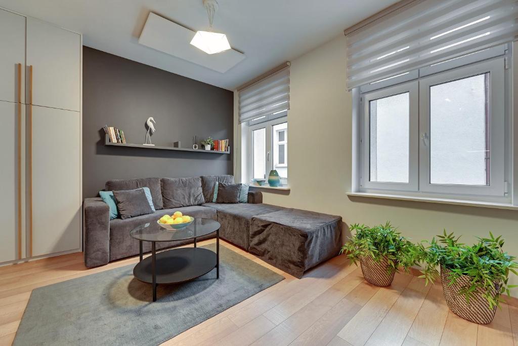 ソポトにあるMonte Cassino Chill - Comfy Apartmentsのリビングルーム(ソファ、テーブル付)