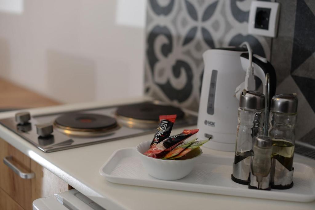 una encimera de cocina con cafetera y un plato de comida en Centar Novi Sad-Apartman No 1 PARKING ON REQUEST, en Novi Sad