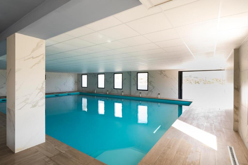 Bazén v ubytování Mercure Hotel & Spa Bastia Biguglia nebo v jeho okolí