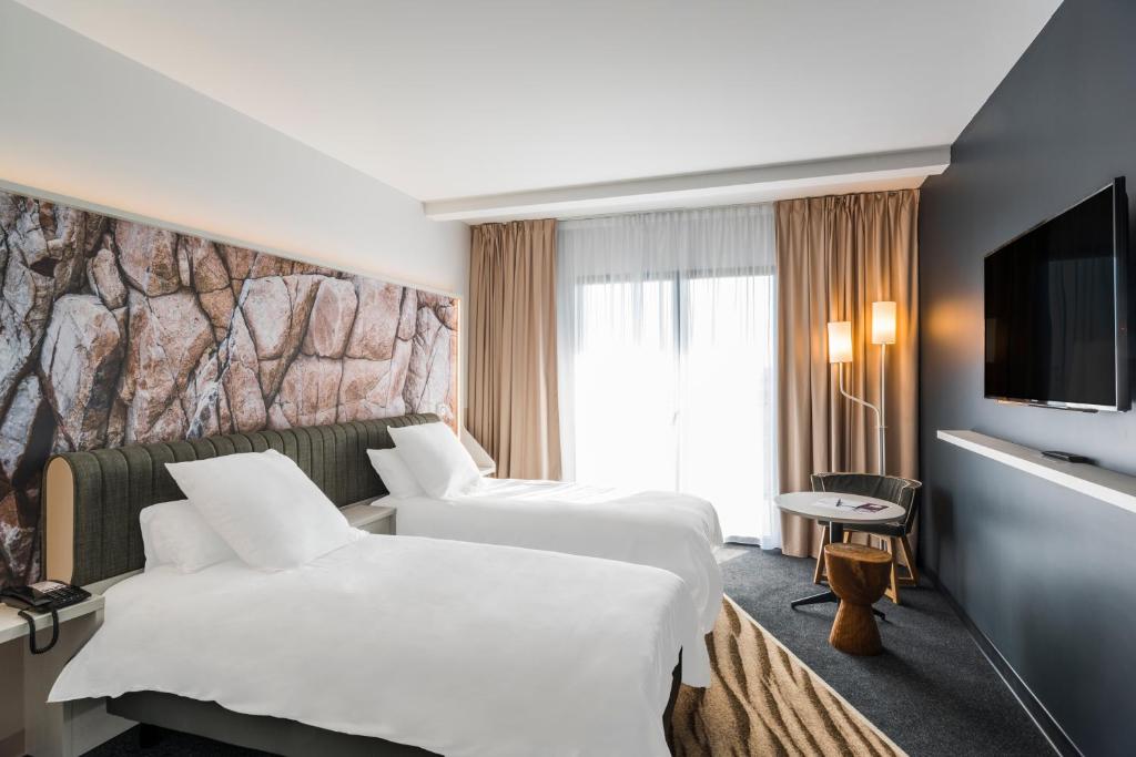 Postel nebo postele na pokoji v ubytování Mercure Hotel & Spa Bastia Biguglia