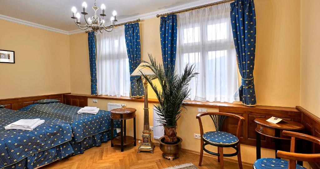 Una cama o camas en una habitación de Salvator Hotel