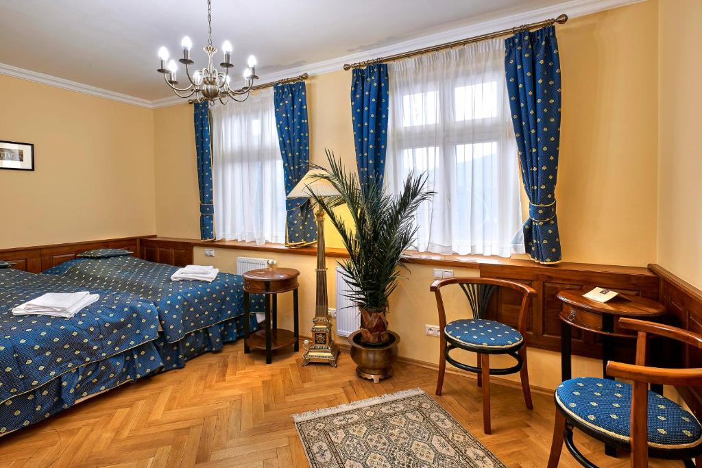 Una cama o camas en una habitación de Salvator Hotel