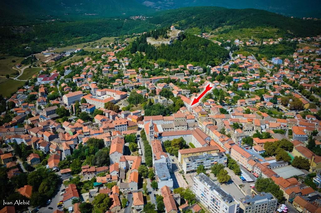 Nespecifikovaný výhled na hory nebo výhled na hory při pohledu z hostelu