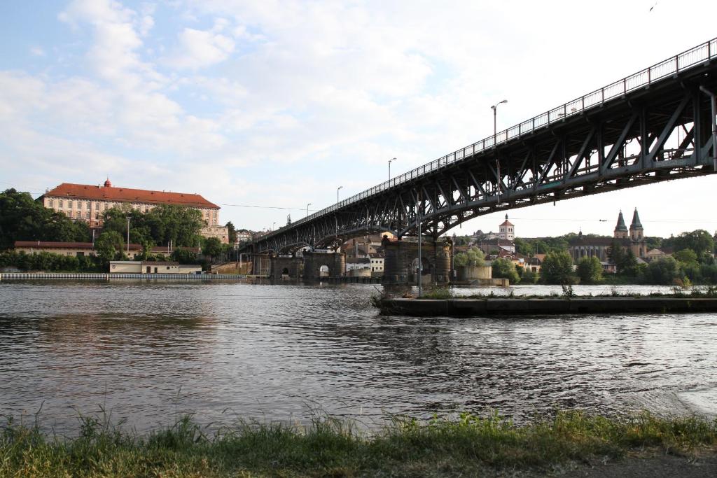 Widok na rzekę nieopodal tego apartamentu