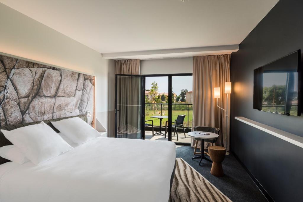 Postel nebo postele na pokoji v ubytování Mercure Hotel & Spa Bastia Biguglia