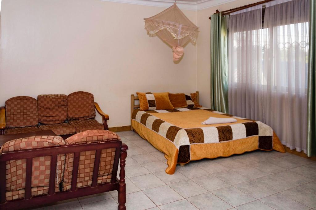 Hotel Millenium Kampala Zaana tesisinde bir odada yatak veya yataklar