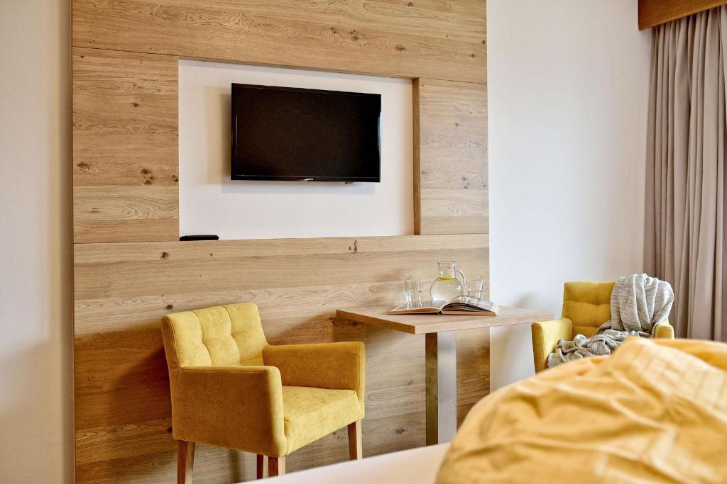 TV a/nebo společenská místnost v ubytování Hotel Tiroler Kreuz