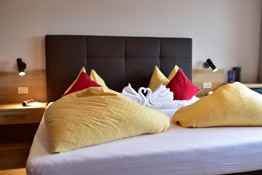 Postel nebo postele na pokoji v ubytování Hotel Tiroler Kreuz