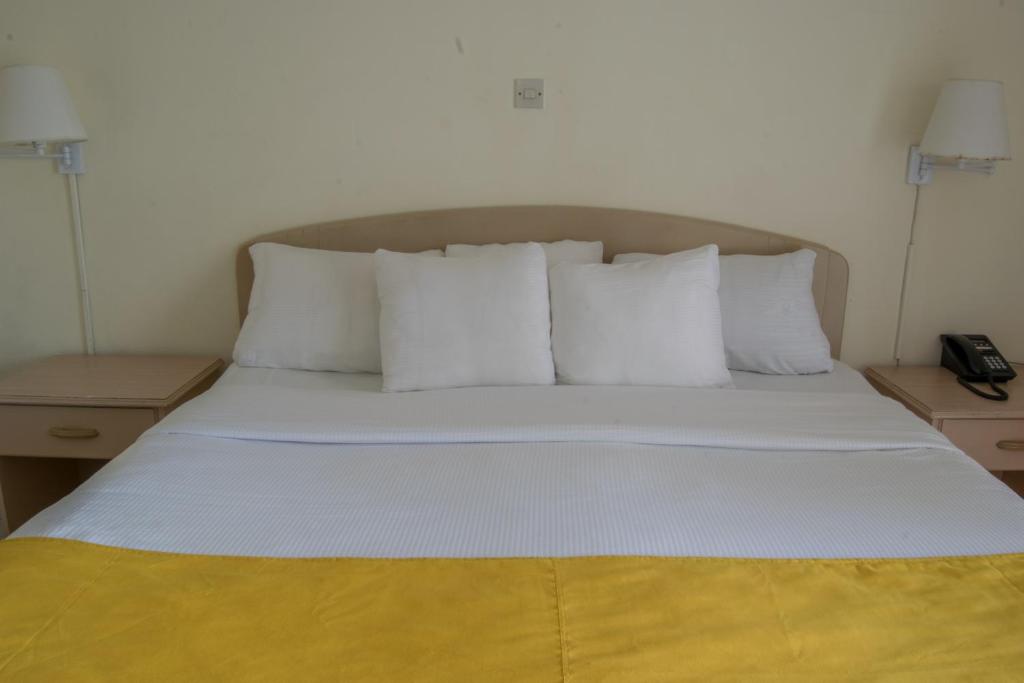 Postel nebo postele na pokoji v ubytování Siesta Hotel