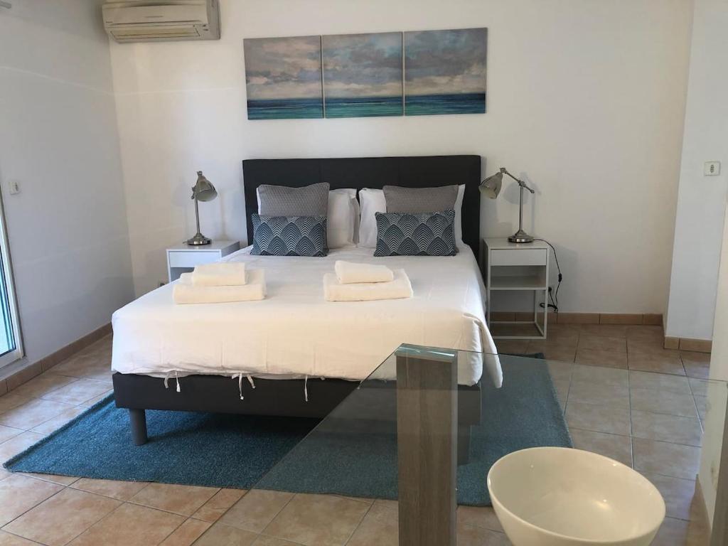 - une chambre avec un grand lit et une table en verre dans l'établissement Luminous, street view studio, excellent location, à Beausoleil