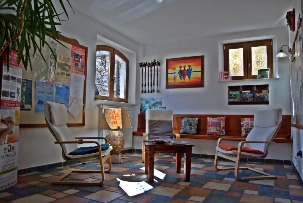 Pokój z 3 krzesłami i stołem w obiekcie Casa Hotel Civitella w mieście Civitella Alfedena
