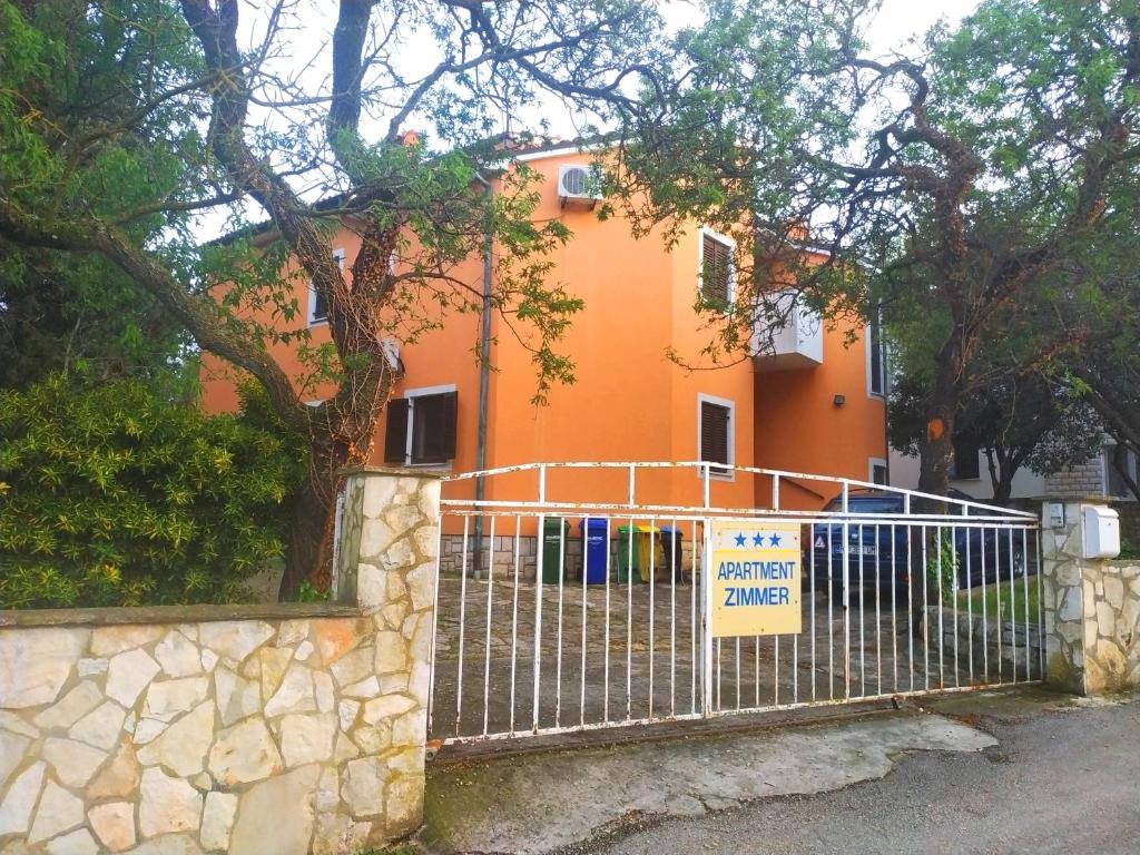 un portail devant une maison avec un panneau pour la vente dans l'établissement Vila Sanja, à Premantura