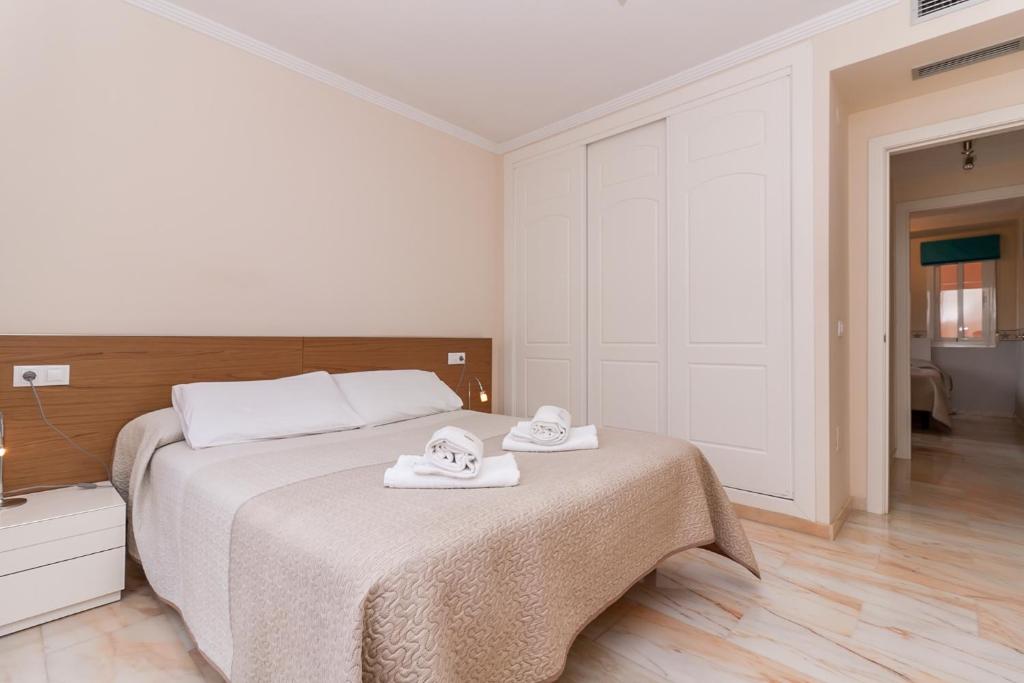 Postel nebo postele na pokoji v ubytování Burriana Playa Ibnsadi Nerja