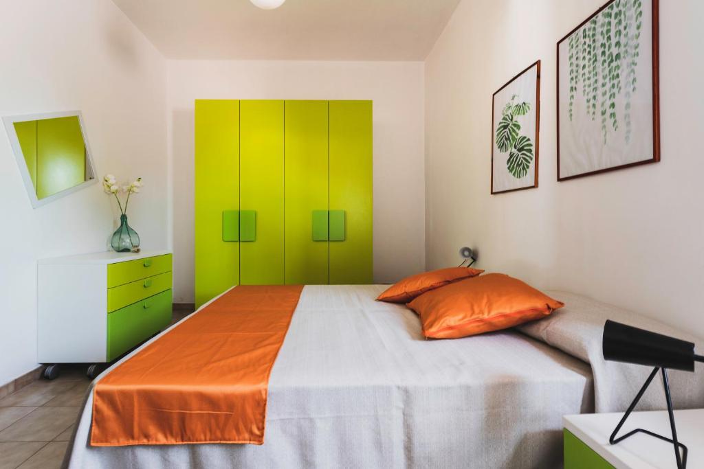 トッレ・デル・オルソにあるCasa Vacanze Parco Eucaliptusのベッドルーム1室(ベッド1台付)、緑のキャビネットが備わります。