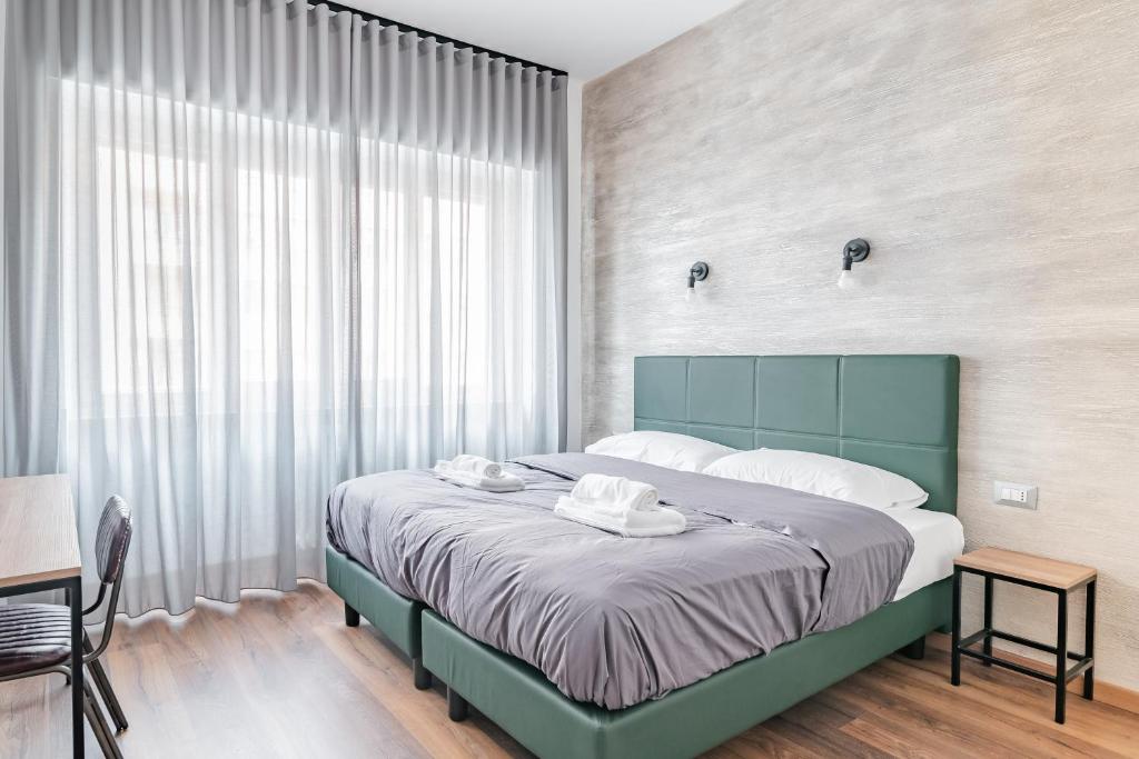 una camera da letto con un letto e una grande finestra di Licia Guest House a Roma