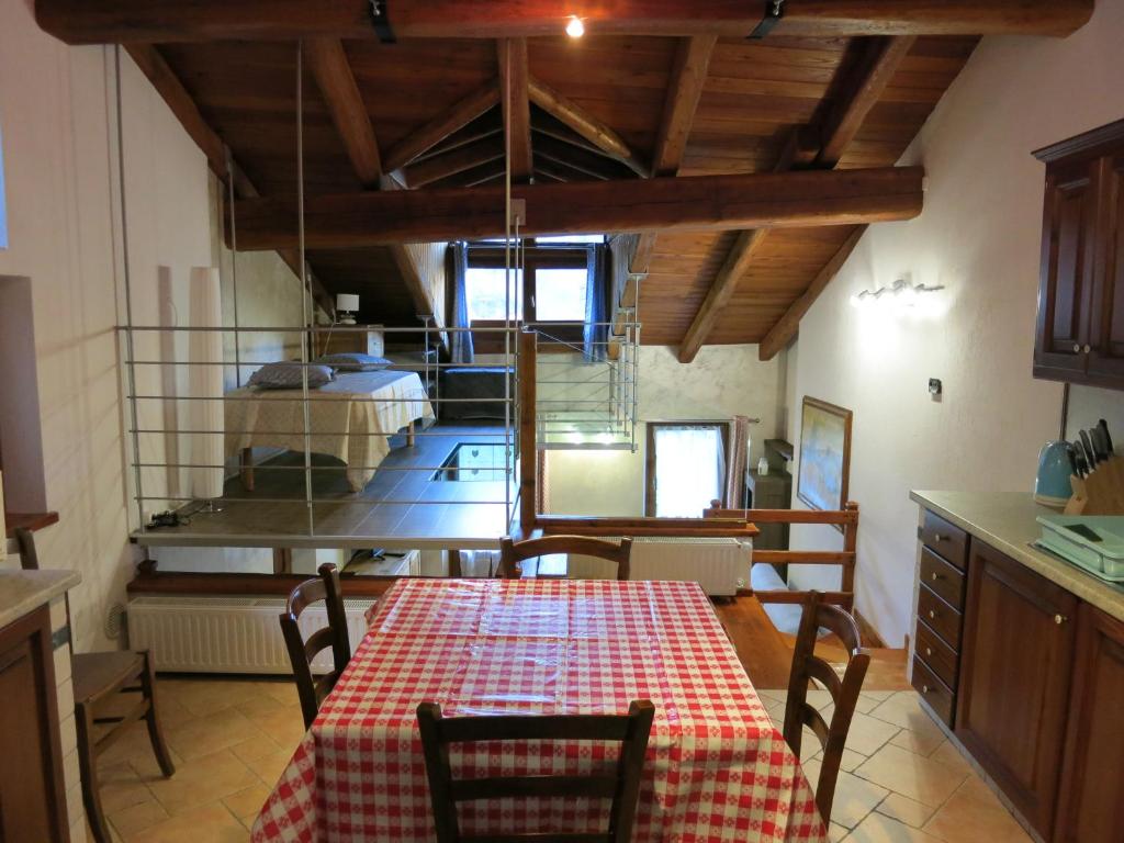 eine Küche mit einem Tisch und Stühlen sowie ein Schlafzimmer in der Unterkunft Casa Dialley Cir0013 in Aymavilles