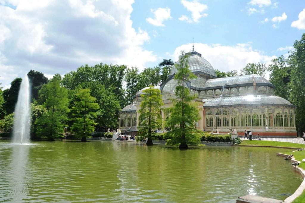 a large building with a pond and a fountain at Apartamento en Retiro in Madrid