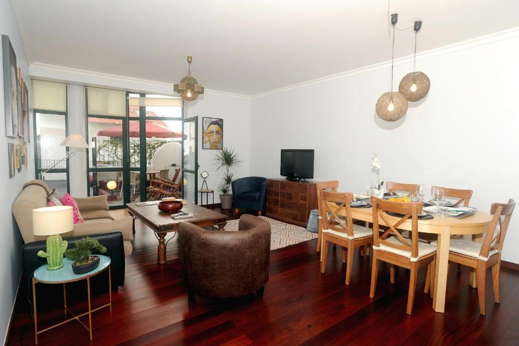 uma sala de estar com uma mesa e uma sala de jantar em Apartamento Quinta do Faial no Funchal