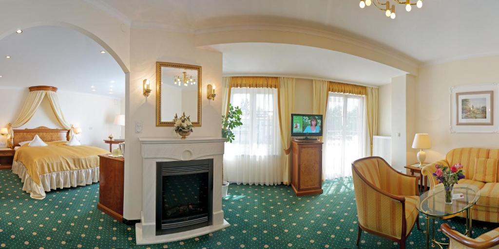 TV a/nebo společenská místnost v ubytování Hotel Sacher-Stoiber