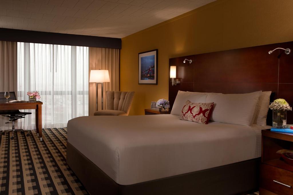 Postel nebo postele na pokoji v ubytování M Hotel Buffalo