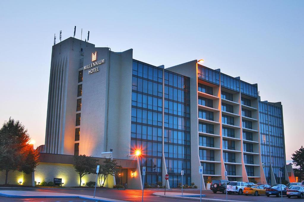 un bâtiment avec un panneau sur son côté dans l'établissement M Hotel Buffalo, à Cheektowaga