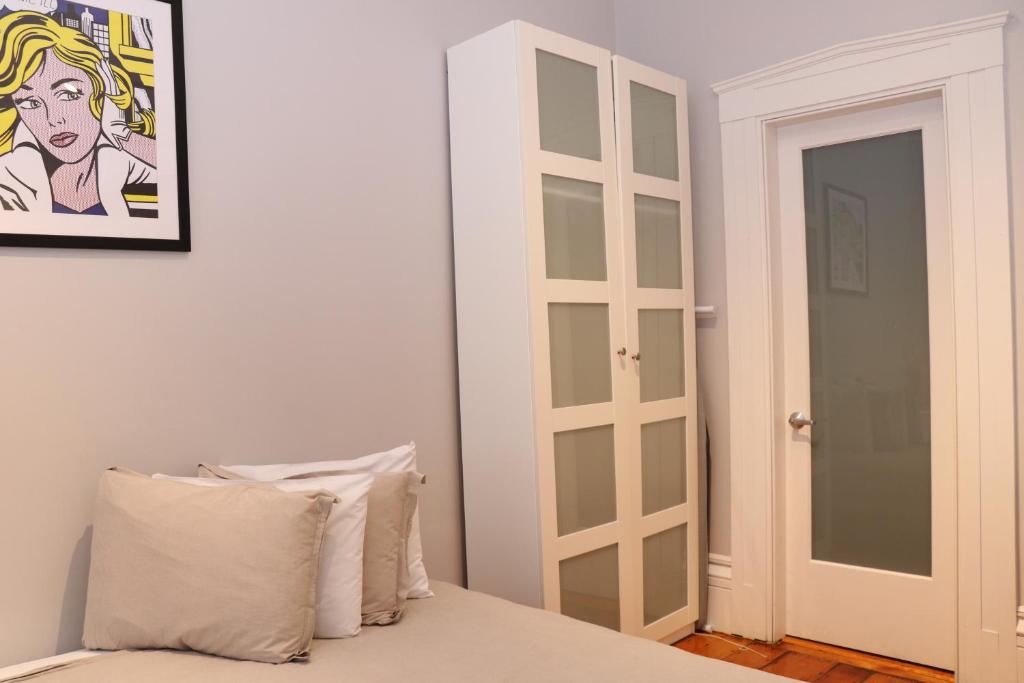 ボストンにあるDowntown Beacon Hill, Convenient, Comfy Studio #1のベッドルーム1室(壁に絵が描かれたベッド1台付)