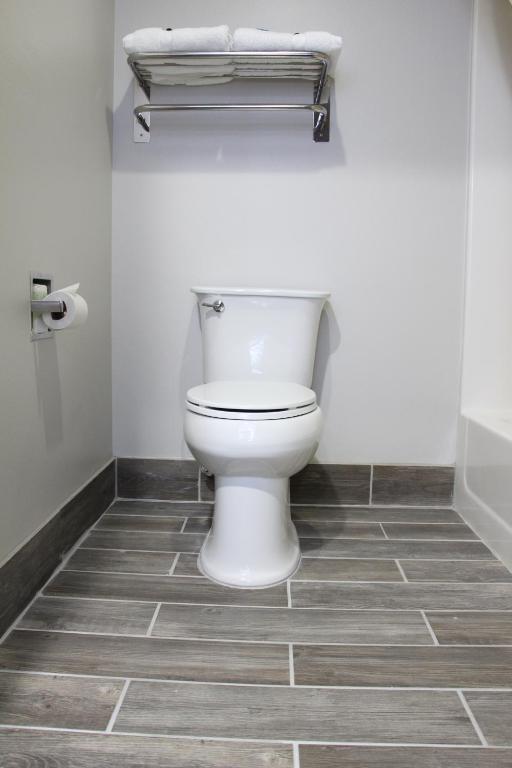 Westbridge Inn & Suites - Queen Room Met Twee Queensize Bedden - Niet -roken
