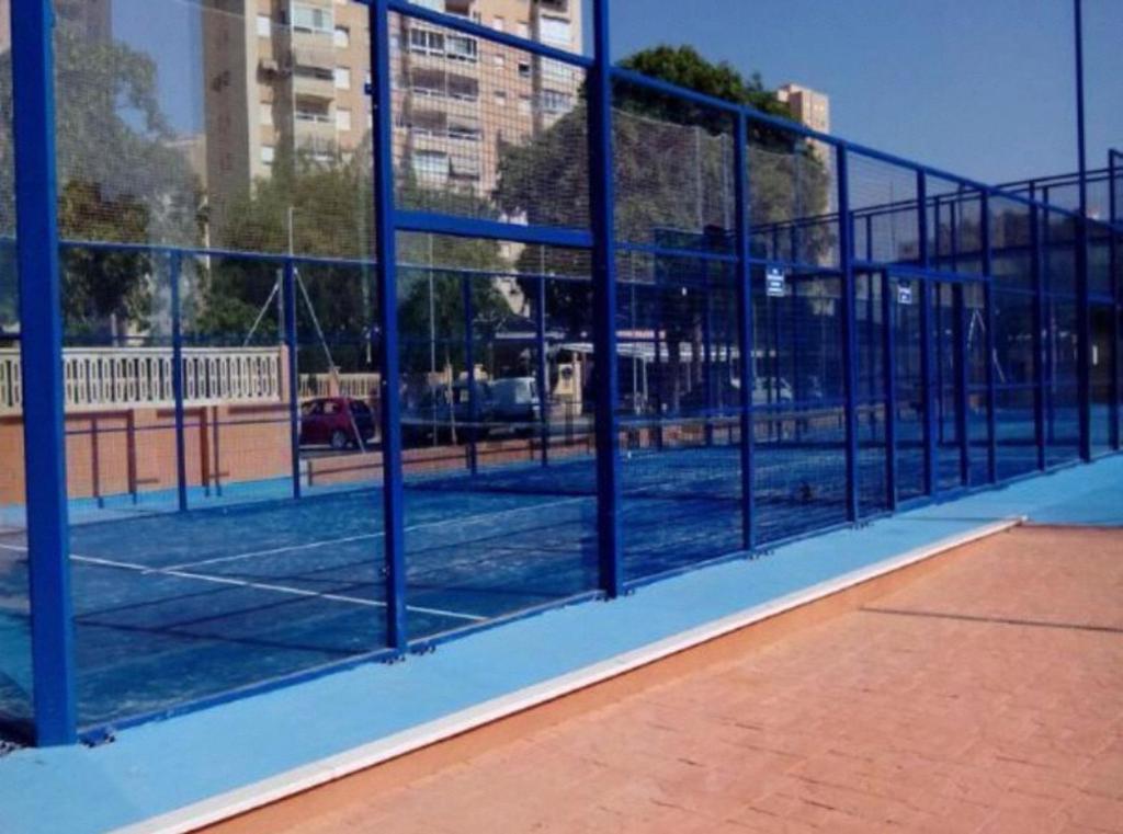 Tenis alebo squash v ubytovaní Apartamento urb 1 linea playa muchavista alebo jeho okolí