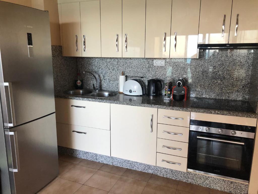 Kuchyň nebo kuchyňský kout v ubytování Malibu Playa Apartamento