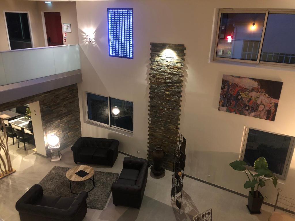 TV a/nebo společenská místnost v ubytování Hôtel L'ange de la vallée