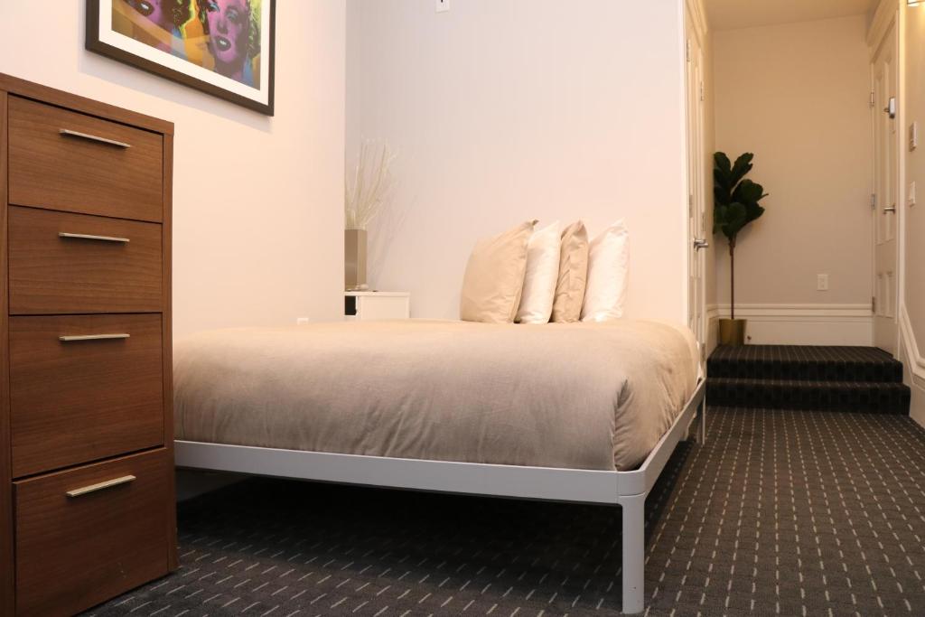 A bed or beds in a room at Charming & Stylish Studio on Beacon Hill #3