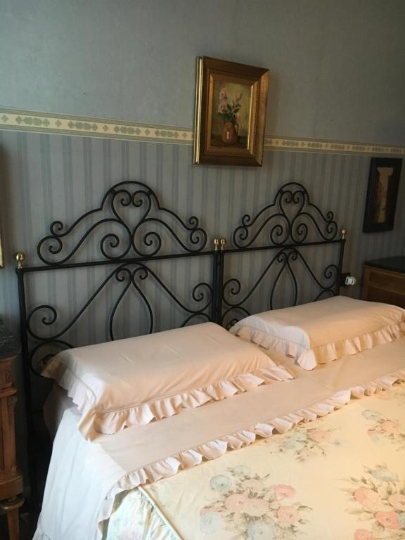 2 nebeneinander sitzende Betten in einem Schlafzimmer in der Unterkunft RESIDENZA CarloMaria in Seregno