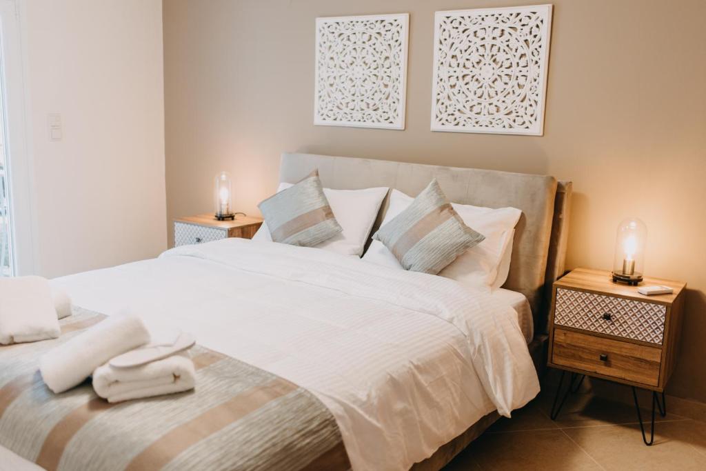 ein Schlafzimmer mit einem großen weißen Bett mit zwei Nachttischen in der Unterkunft Best House, Central Luxury Apartment, Agiou Nikolaou, Patra in Patras