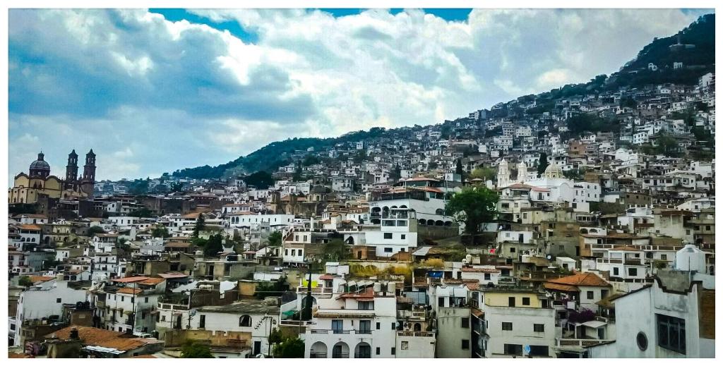 vistas a una ciudad con edificios en una montaña en Taxco de mis amores en Taxco de Alarcón