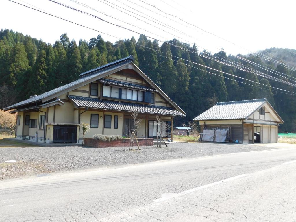 a house sitting on the side of a road at Nouka Minsyuku Hyousa in Minamiechizen