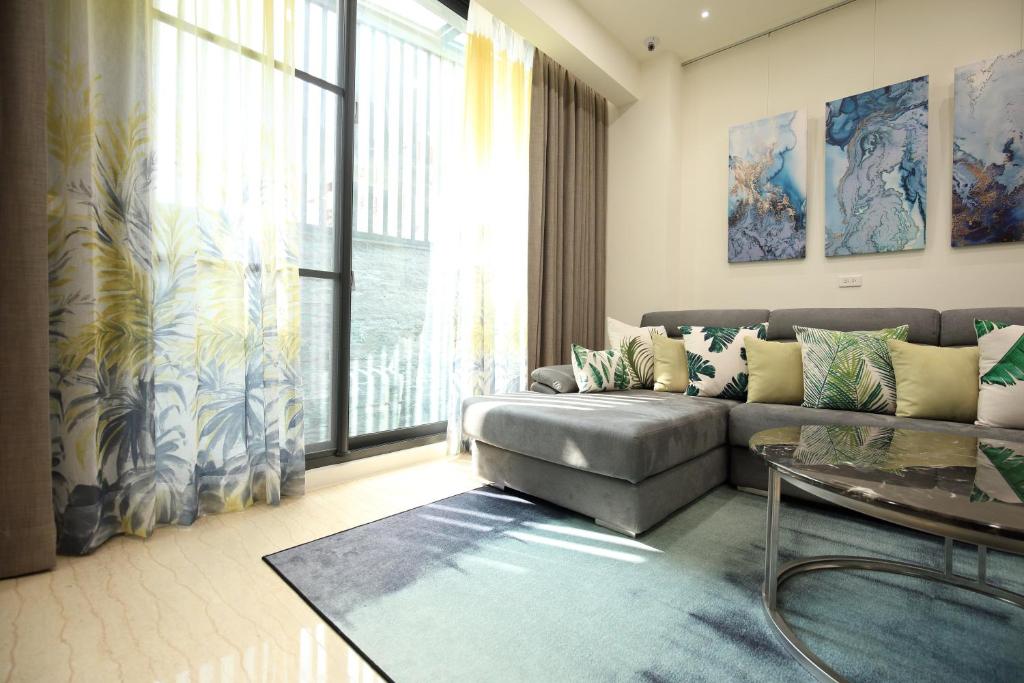 - un salon avec un canapé et une table en verre dans l'établissement 52 travelers home (with elevator), à Hualien