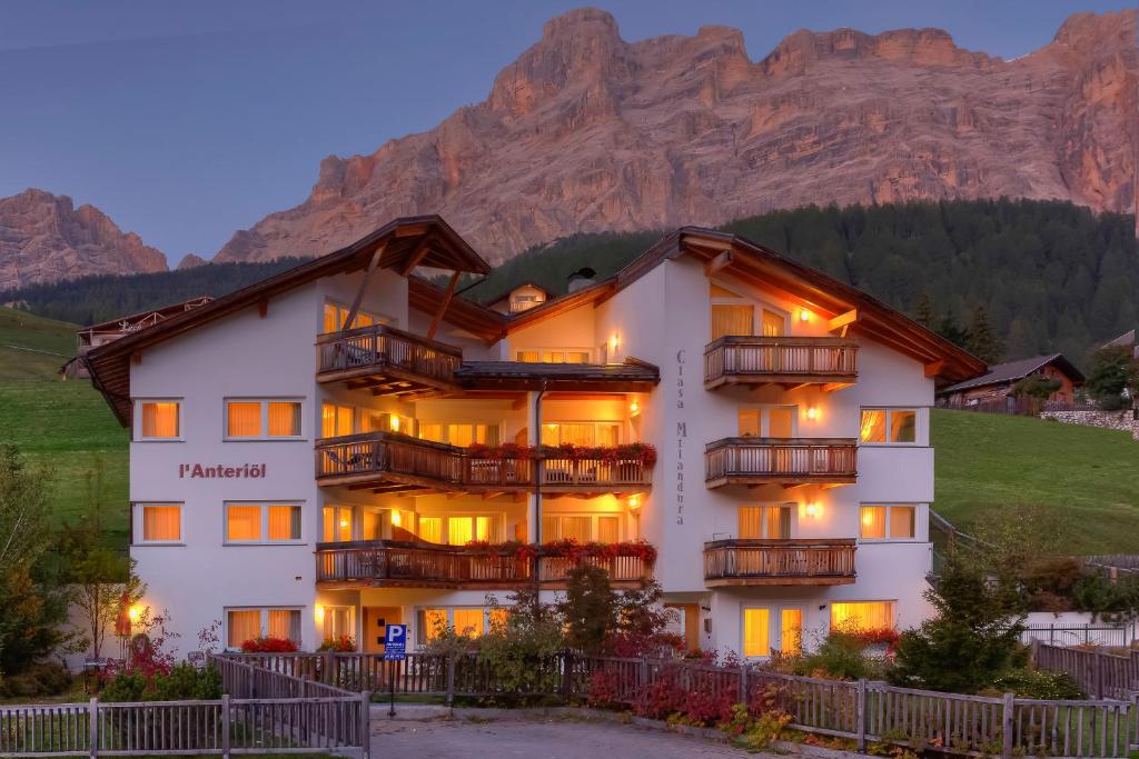 un hotel con una montaña en el fondo en Ciasa Milandura, en San Cassiano