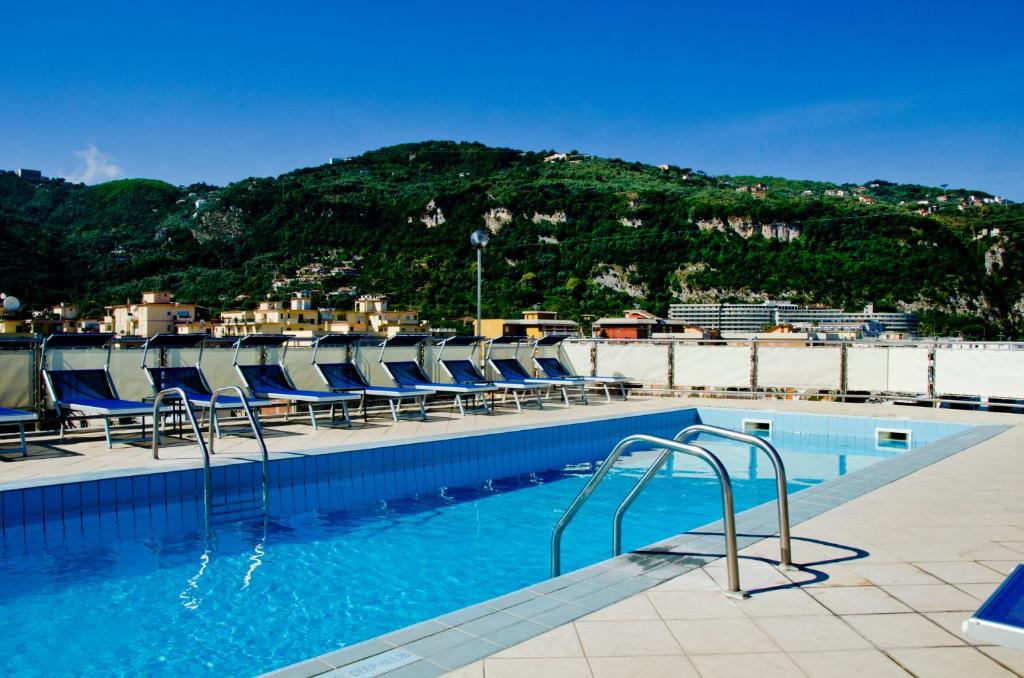 Nespecifikovaný výhled na hory nebo výhled na hory při pohledu z hotelu
