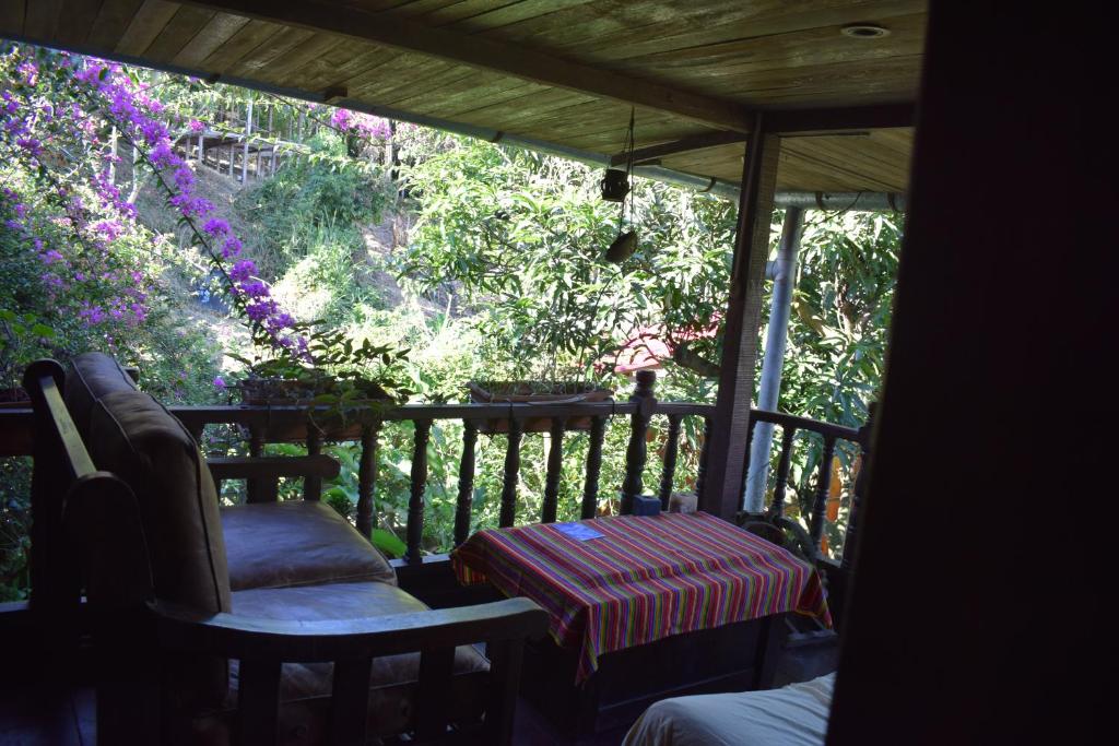 廷戈瑪麗亞的住宿－Casa Hospedaje Tingomaria，门廊配有椅子、桌子和鲜花
