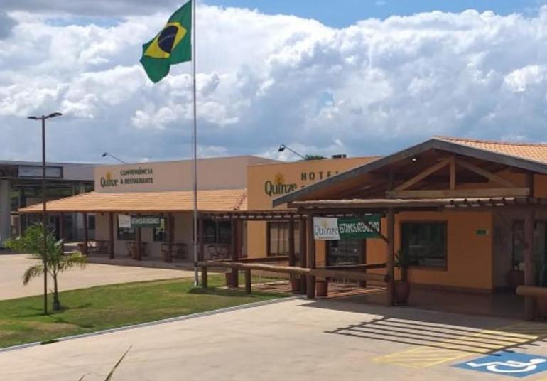 ein Gebäude mit einer Flagge darüber in der Unterkunft QUINZE HOTEL & POUSADA in Bataguaçu