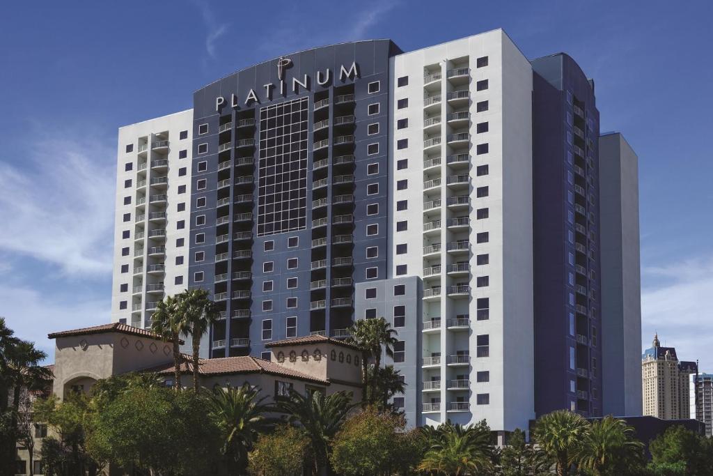 Un grand bâtiment avec un panneau en haut dans l'établissement The Platinum Hotel, à Las Vegas