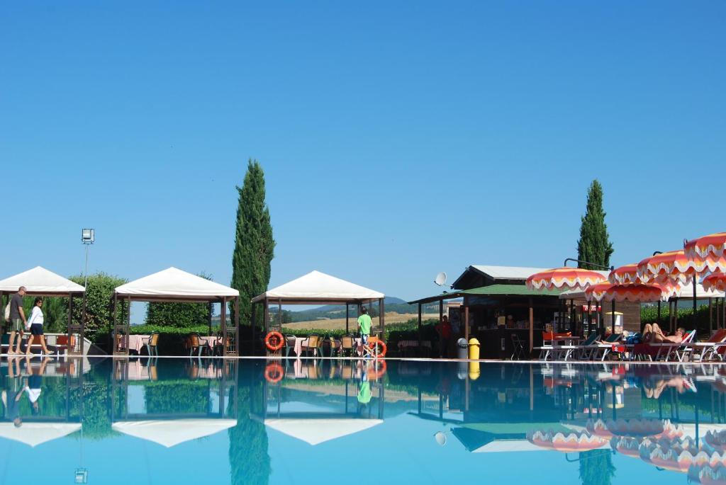 Bazén v ubytování Hotel Fattoria Belvedere nebo v jeho okolí