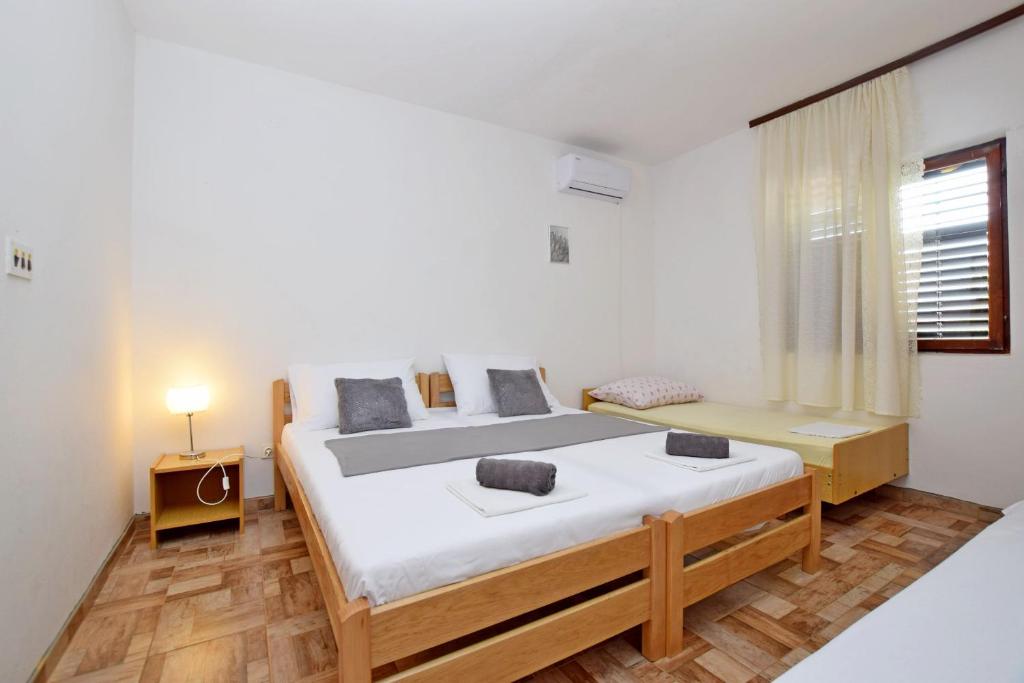Apartment and Rooms Mila - Habitación Cuádruple Estándar