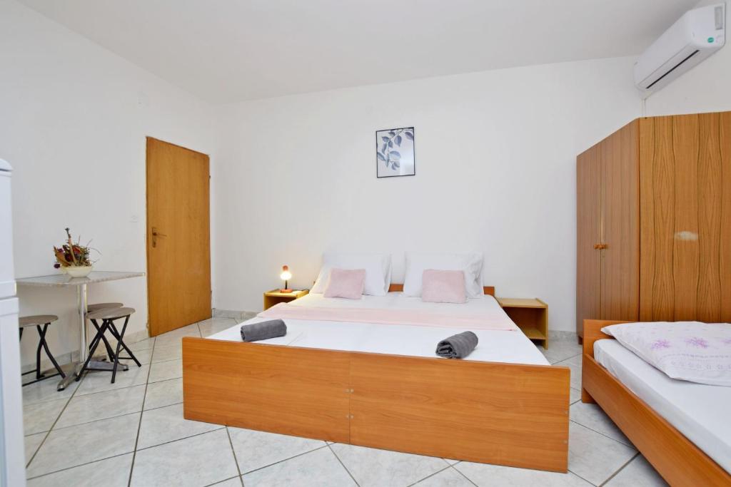 Apartment and Rooms Mila - Estudio