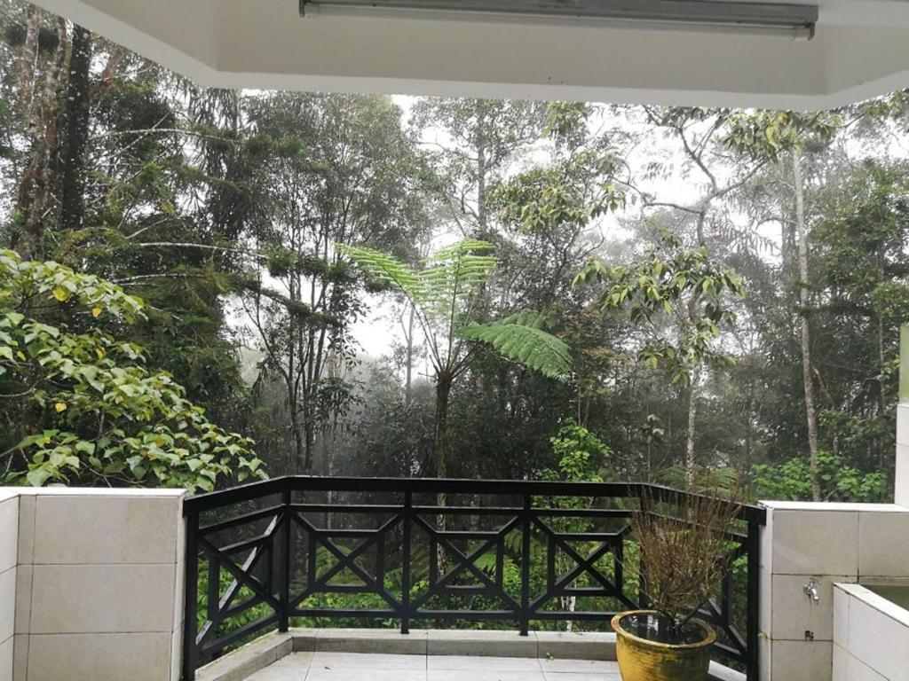 un balcón con una valla negra y árboles en The Haven Retreat B7-2-1 ( Silverpark), en Bukit Fraser