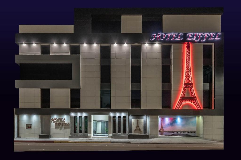 HOTEL EIFFEL في إنسينادا: مبنى فيه برج ايفل بالليل