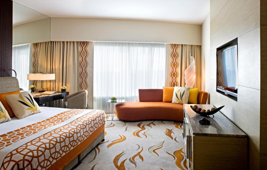TV a/nebo společenská místnost v ubytování Millennium Al Rawdah Hotel