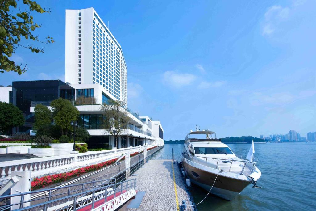 廣州的住宿－白天鵝賓館，船停靠在建筑物旁边的码头