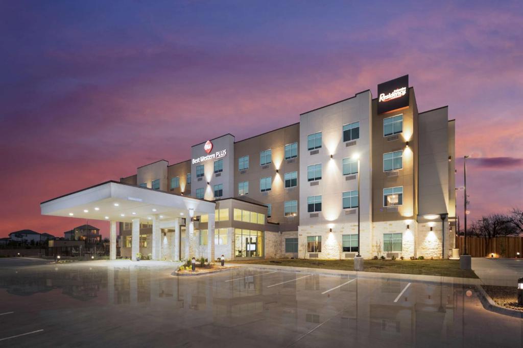 um hotel com um edifício iluminado à noite em Best Western Plus Executive Residency Austin - Round Rock em Austin